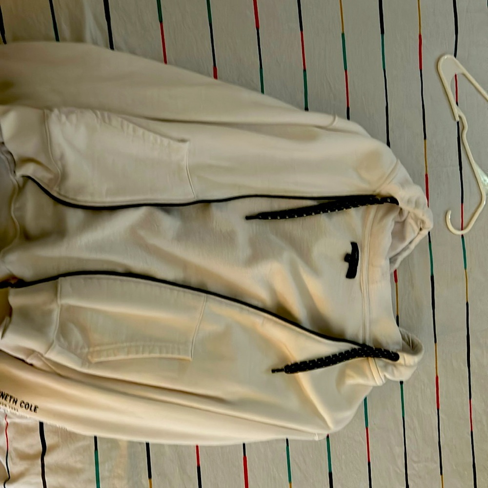 New sweater that does not fit me